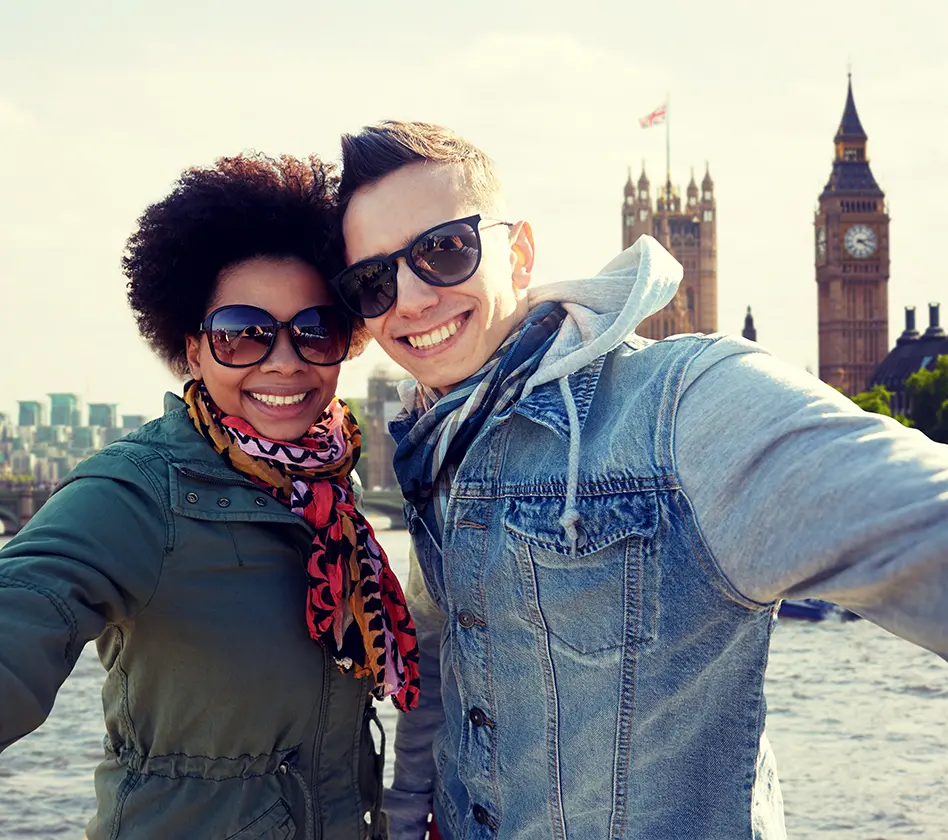 Couple taking a selfie with Big Ben in the background.